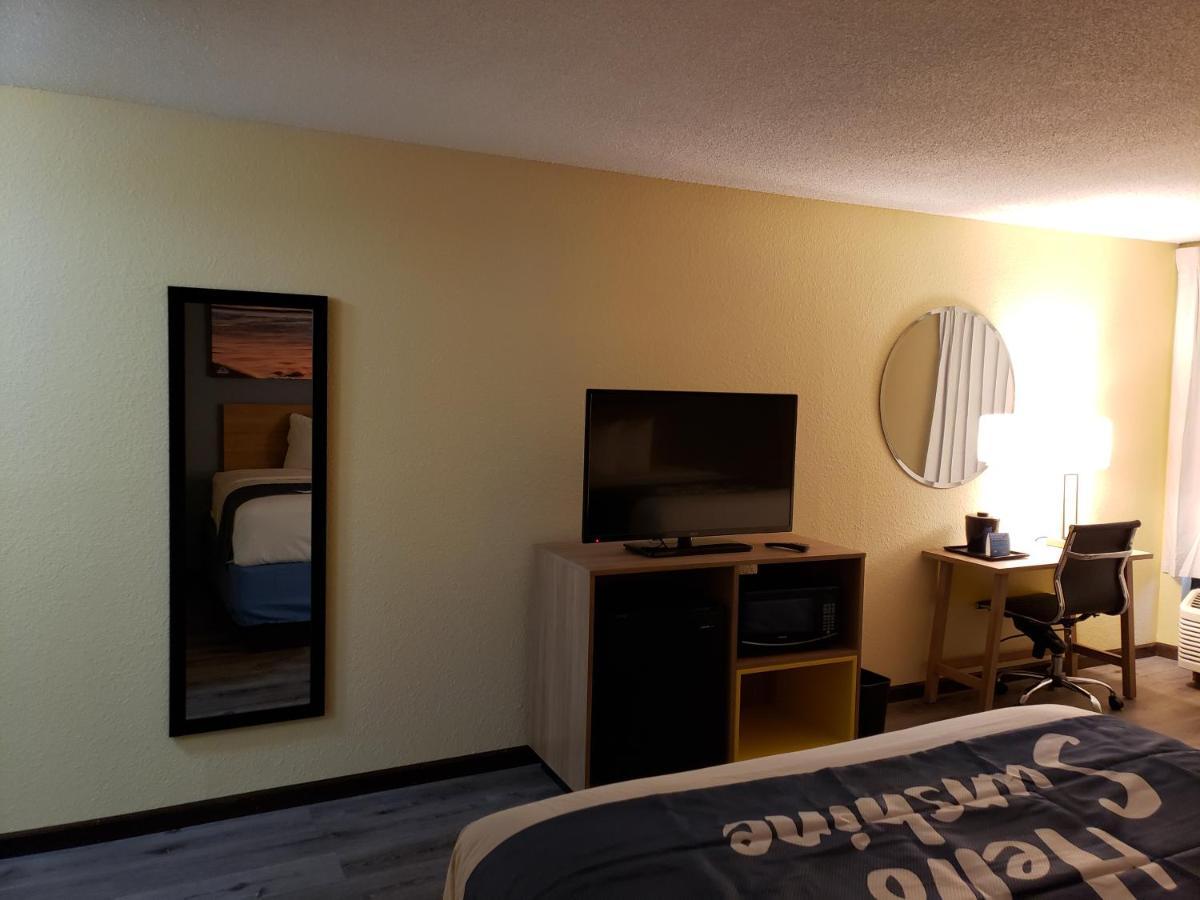 Days Inn & Suites By Wyndham Merrillville Esterno foto